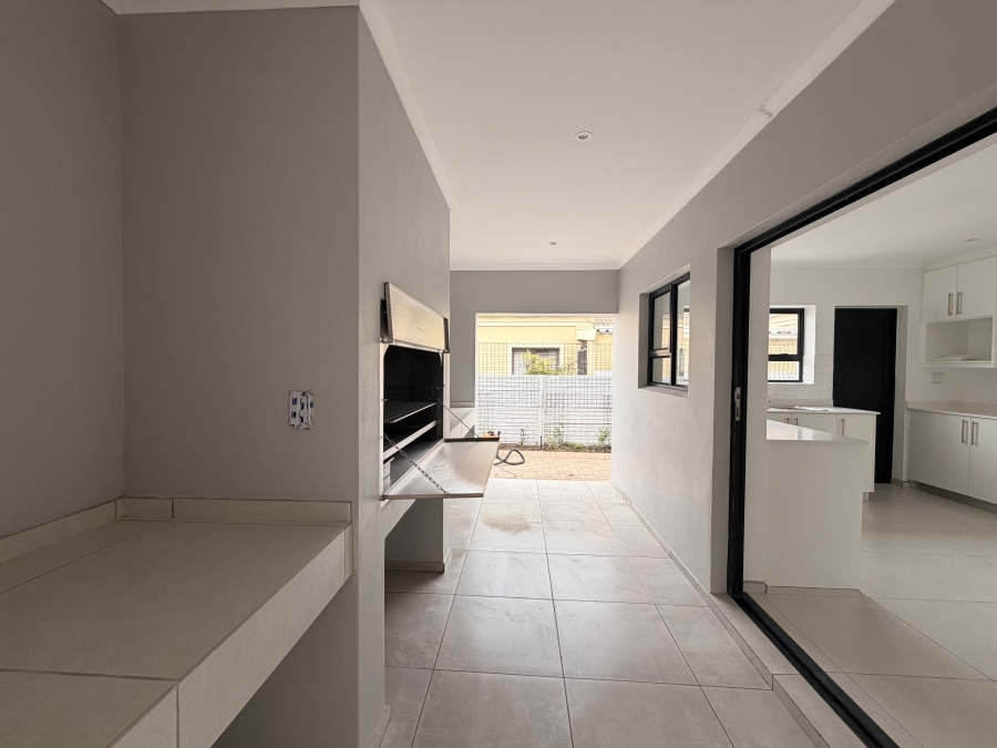 To Let 4 Bedroom Property for Rent in Heritage Park Western Cape